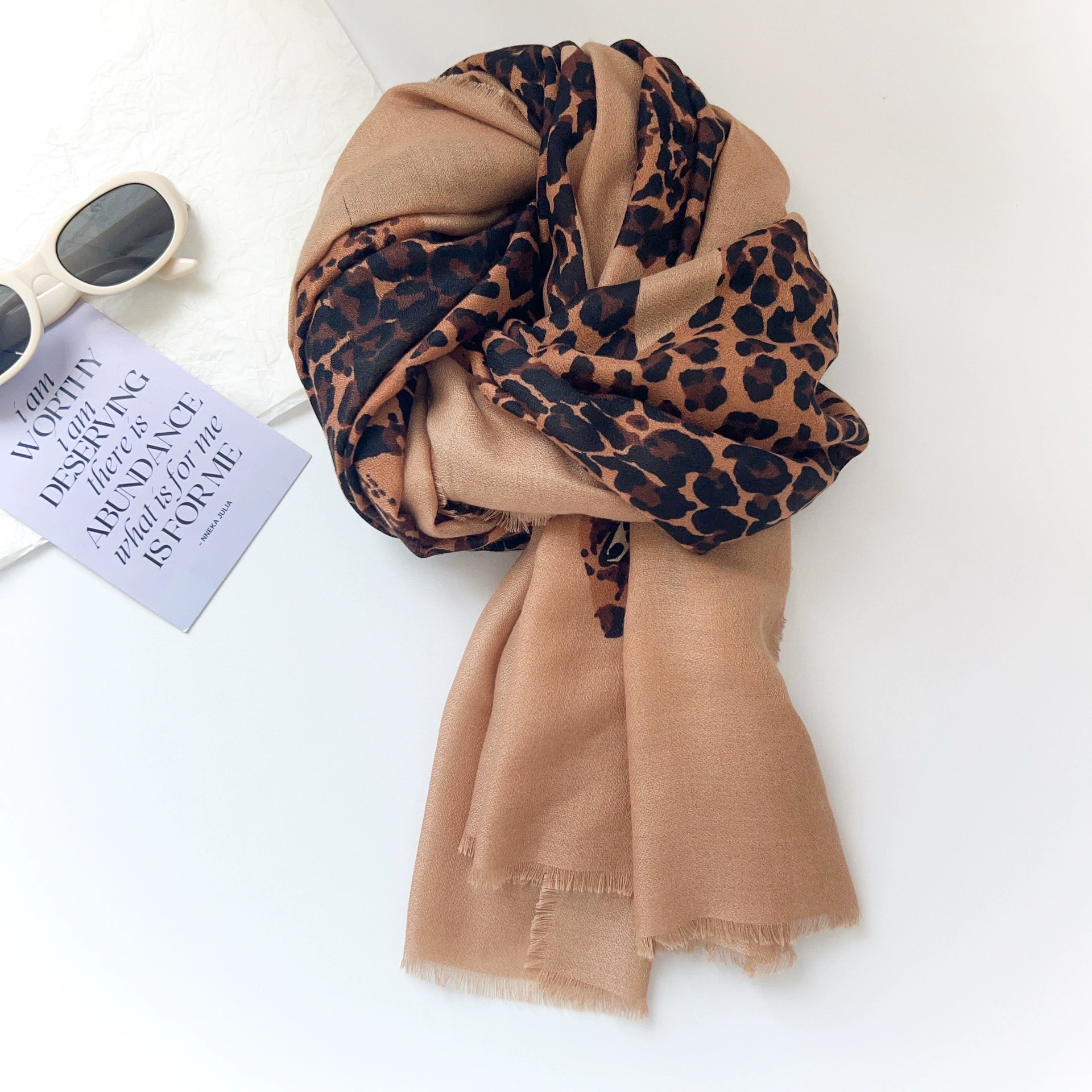 Chal envolvente estampado de leopardo view 2