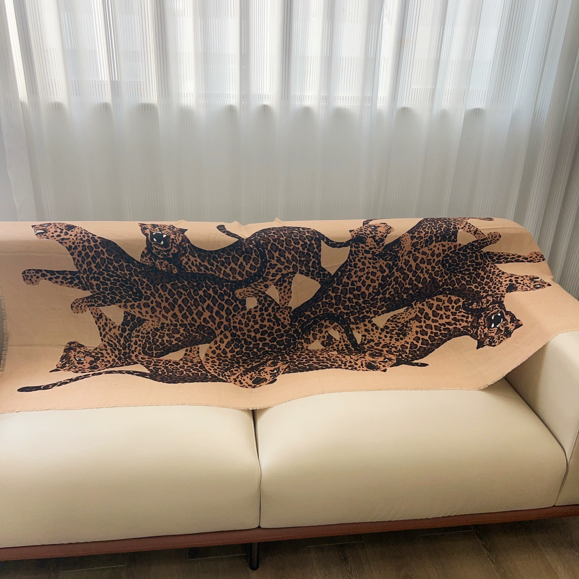 Chal envolvente estampado de leopardo view 3
