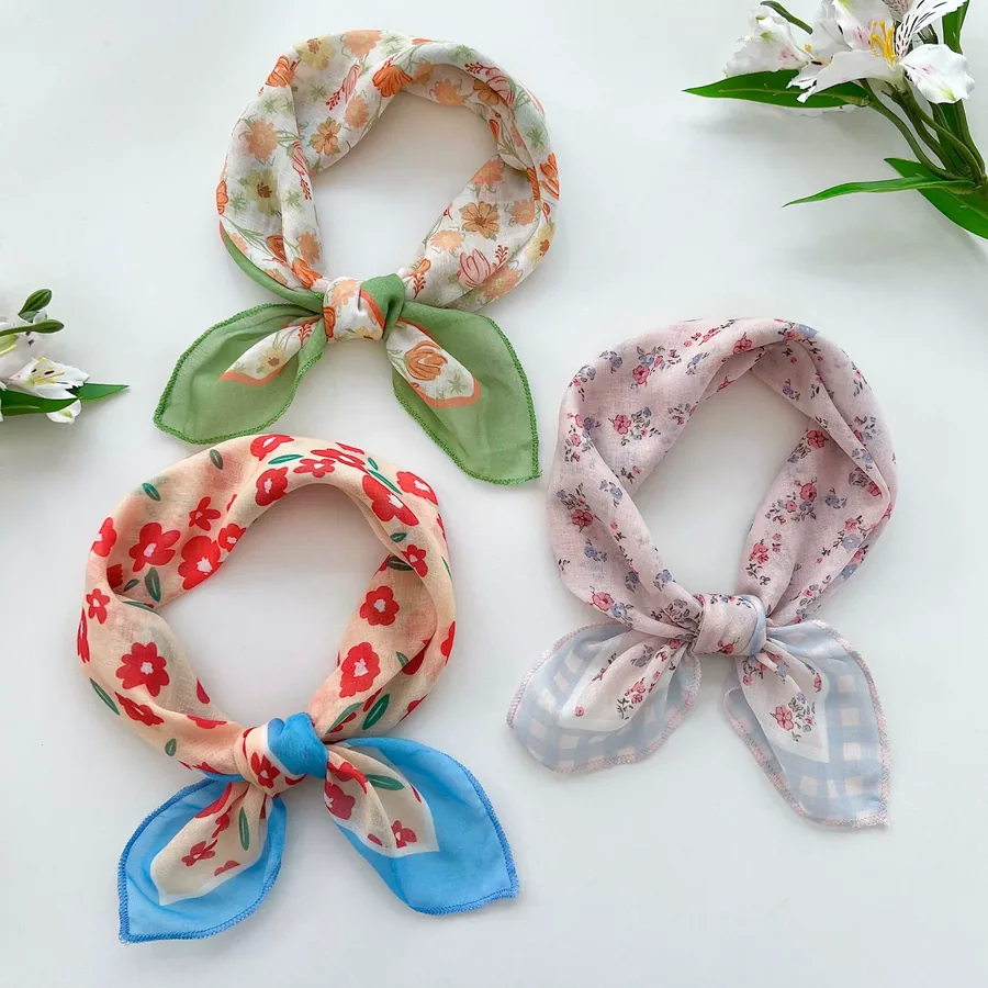 Foulard carré en coton-lin avec imprimé floral view 2