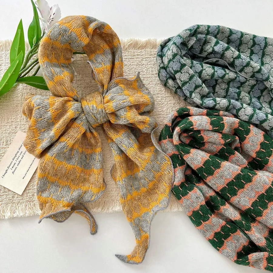 Knitted Scarf with Heart Pattern view 3