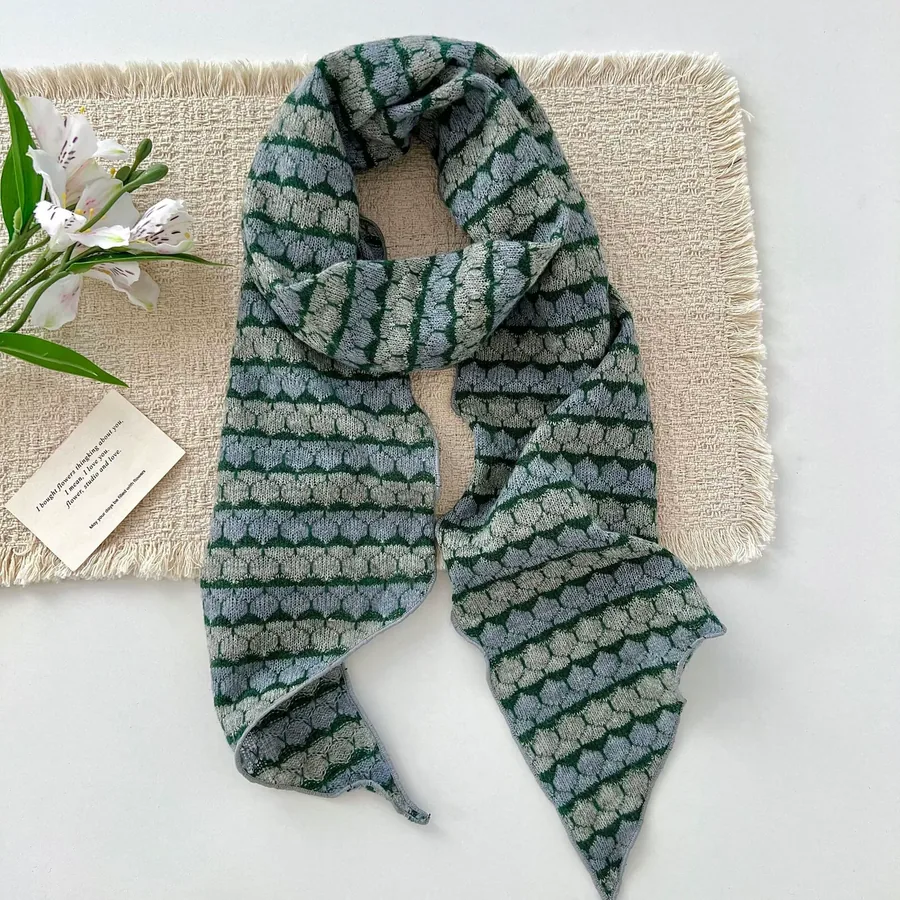 Knitted Scarf with Heart Pattern view 8
