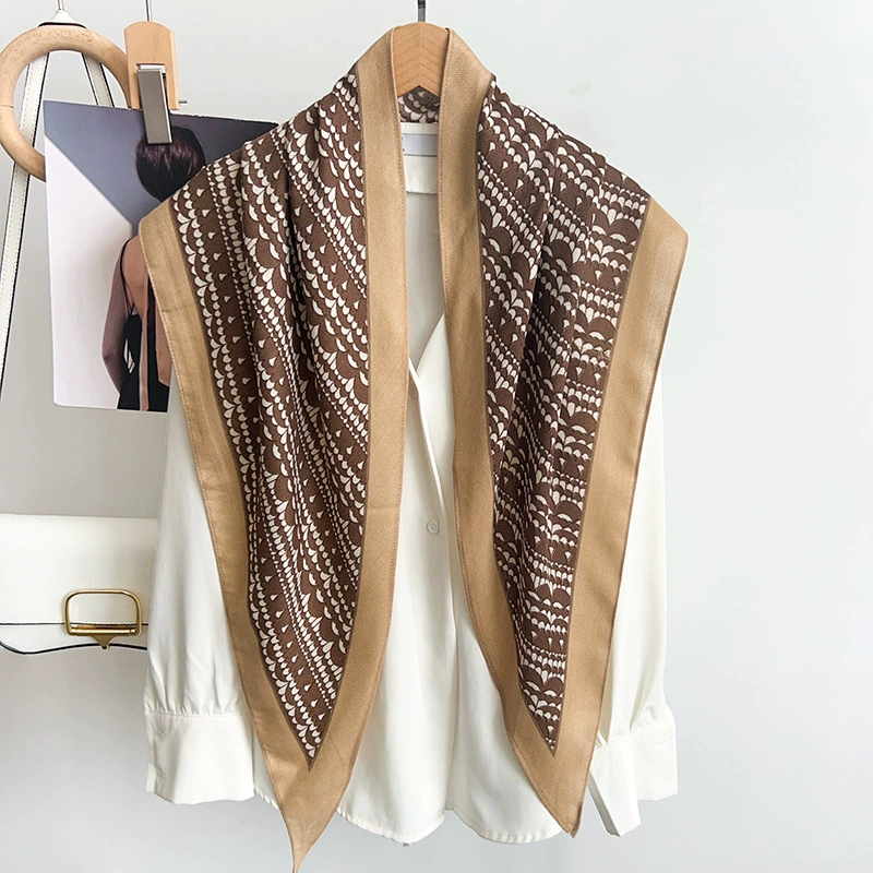 Lenço triangular Paisley