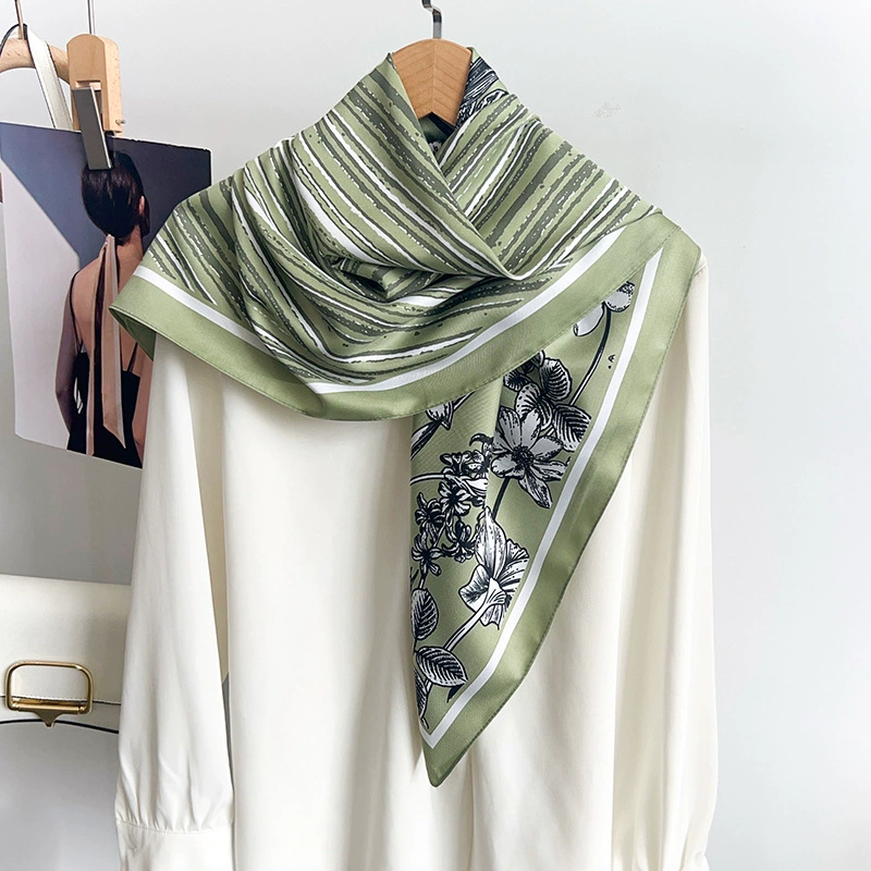Foulard carré floral view 2