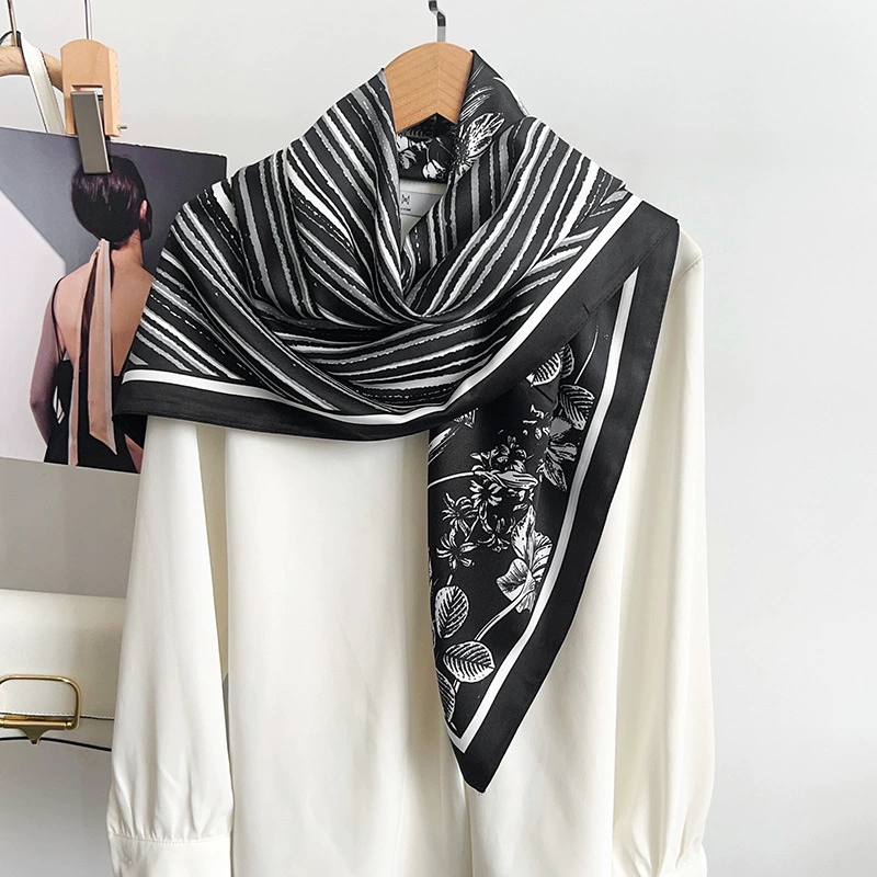Foulard carré floral view 3