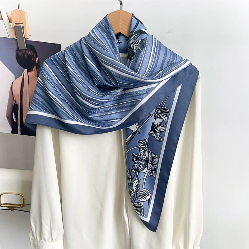 Foulard carré floral view 4