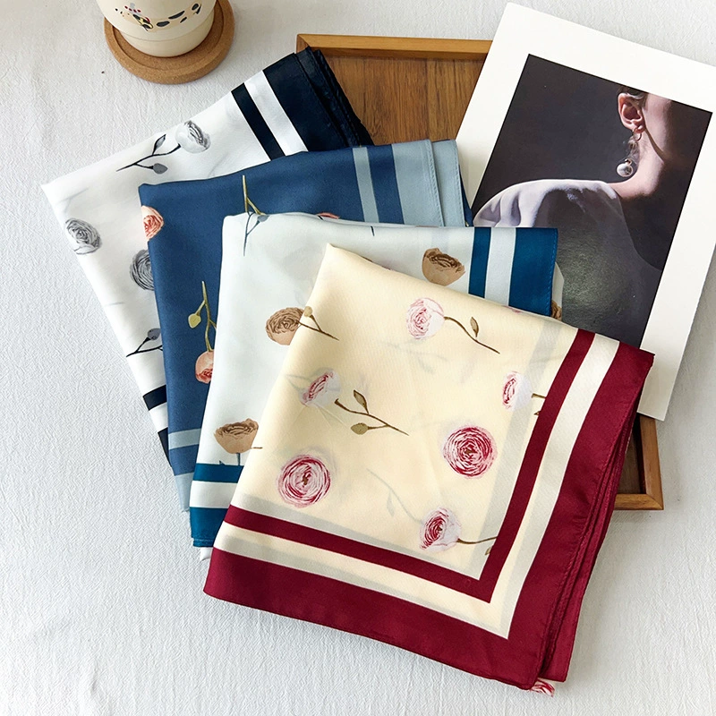 Foulard carré en soie imprimé roses view 2