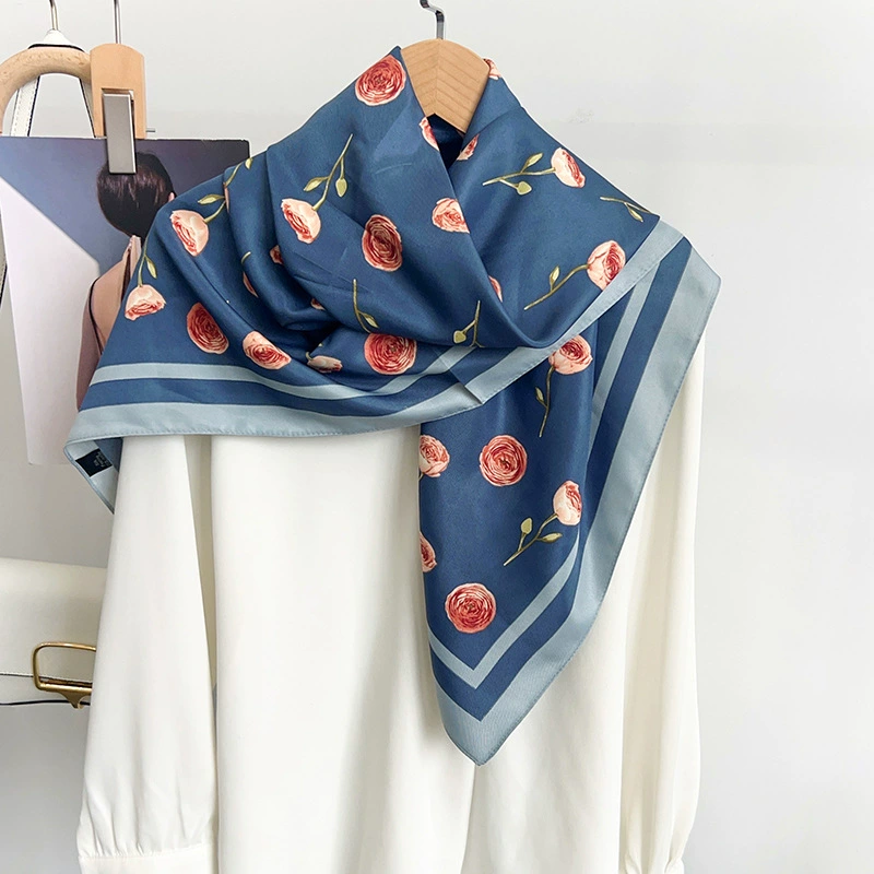 Foulard carré en soie imprimé roses view 3