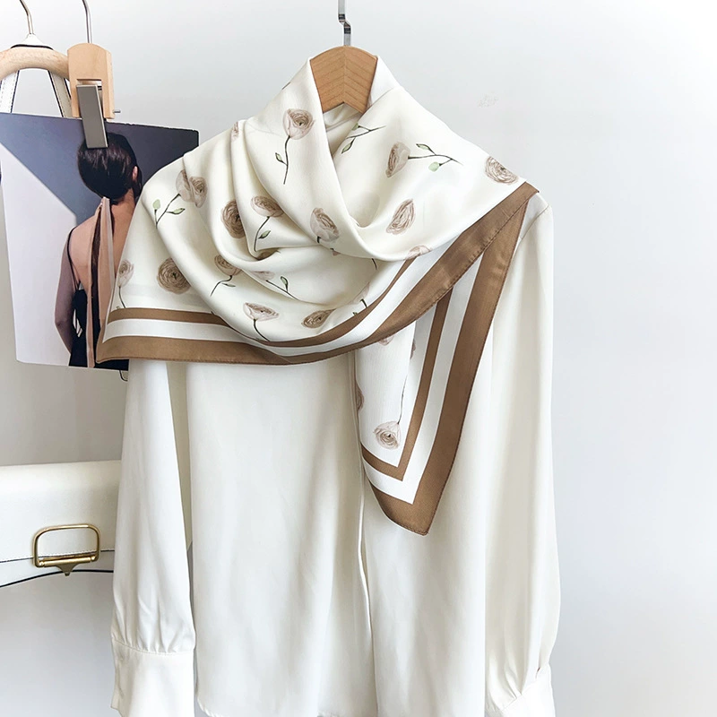 Foulard carré en soie imprimé roses view 4