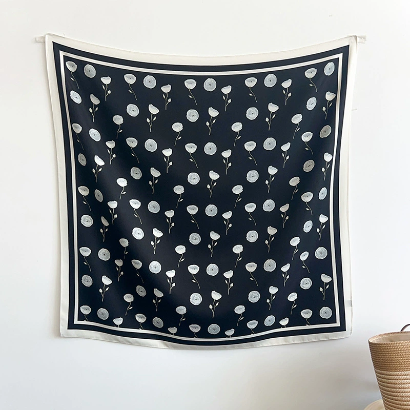 Foulard carré en soie imprimé roses view 7