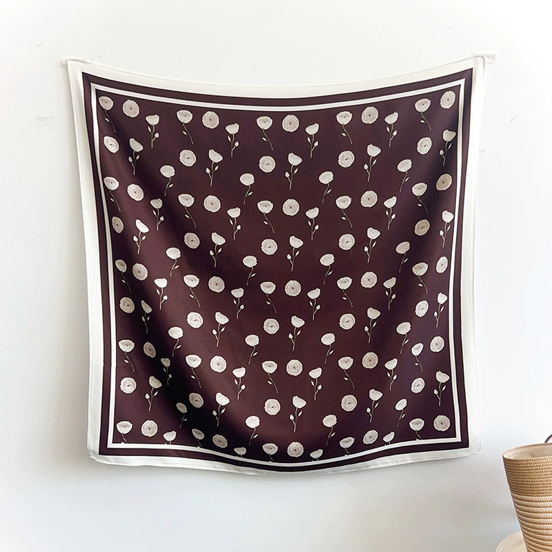 Foulard carré en soie imprimé roses view 8