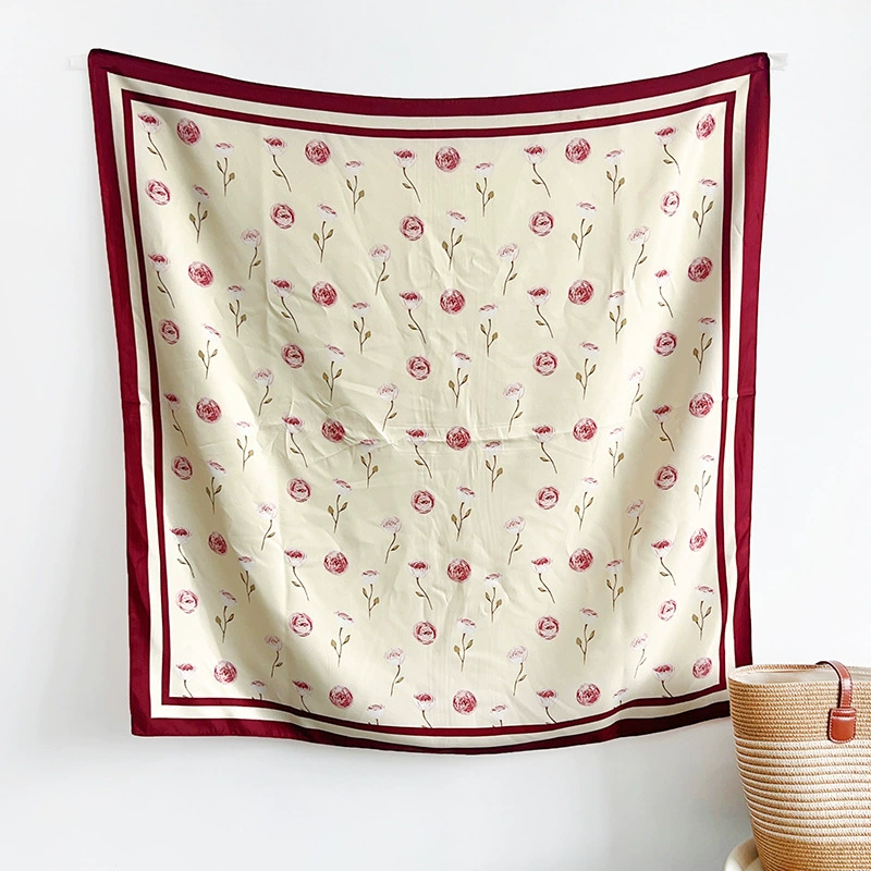 Foulard carré en soie imprimé roses view 9