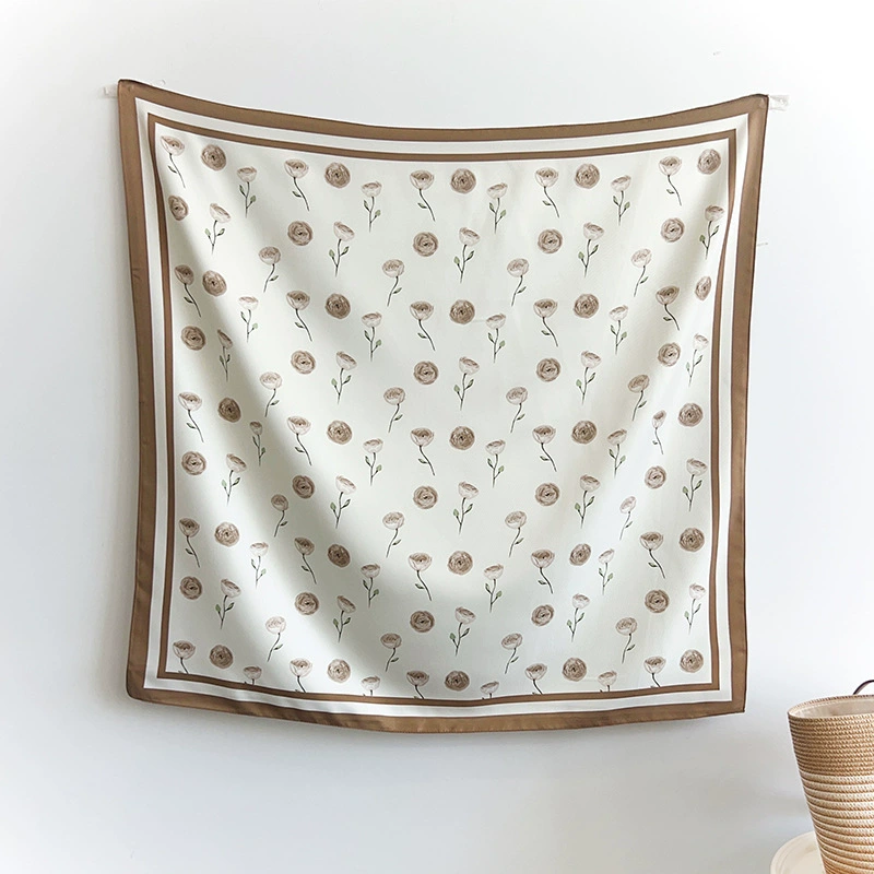 Foulard carré en soie imprimé roses view 11