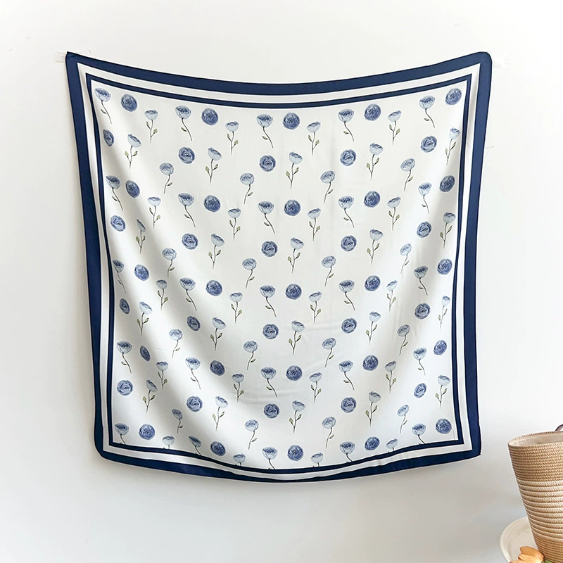 Foulard carré en soie imprimé roses view 12