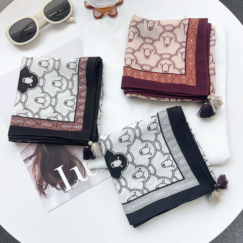 Foulard carré frangé imprimé mouton