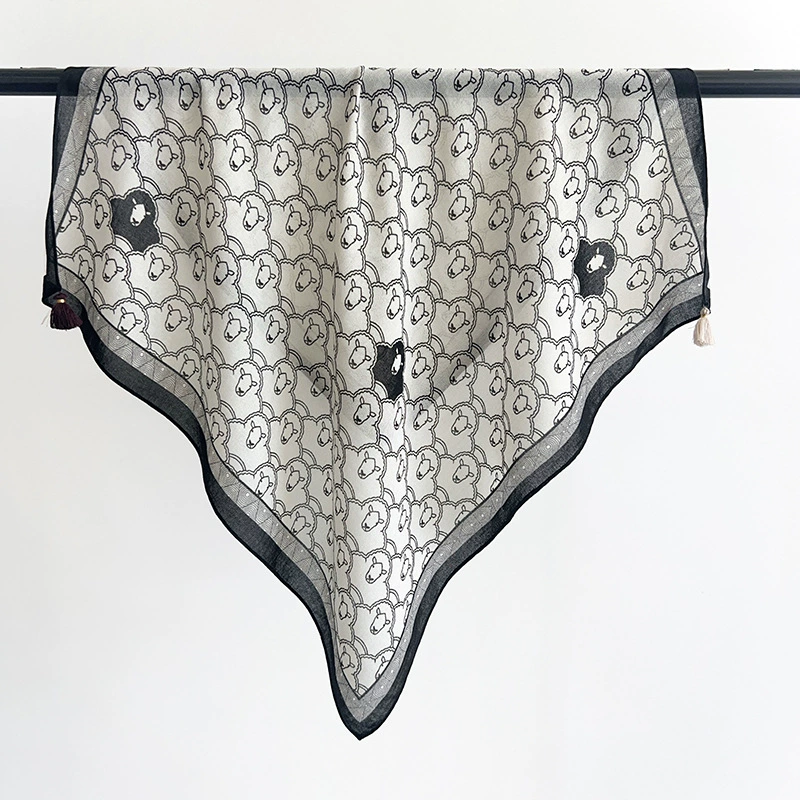 Foulard carré frangé imprimé mouton view 2