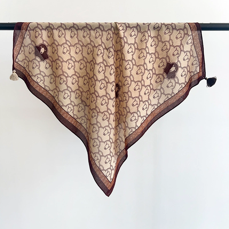 Foulard carré frangé imprimé mouton view 3