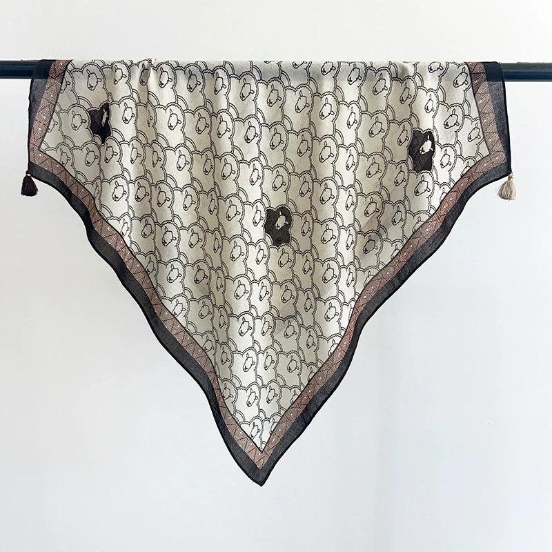 Foulard carré frangé imprimé mouton view 4