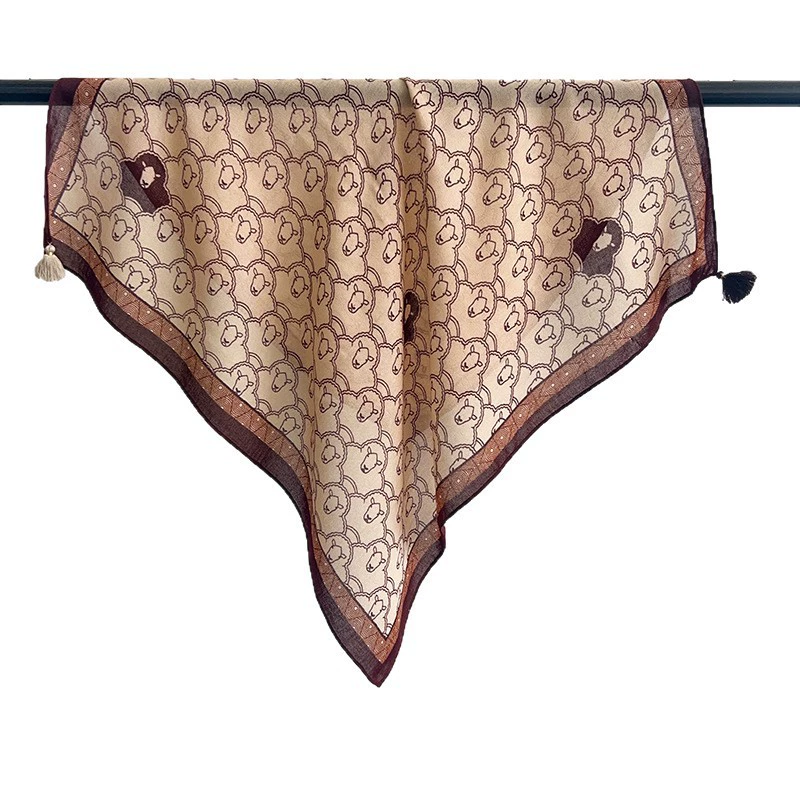 Foulard carré frangé imprimé mouton view 5