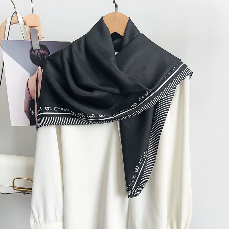 Foulard carré en soie imprimé lettres view 2