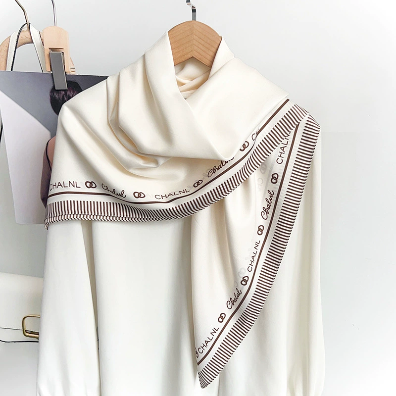 Foulard carré en soie imprimé lettres view 3