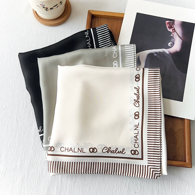 Foulard carré en soie imprimé lettres view 4