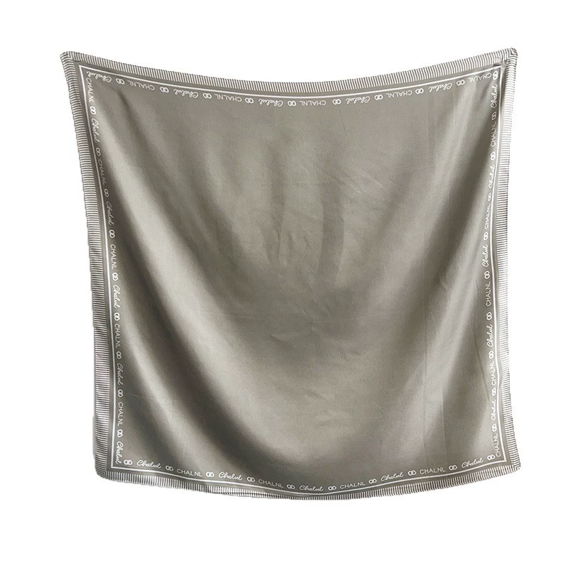 Foulard carré en soie imprimé lettres view 5