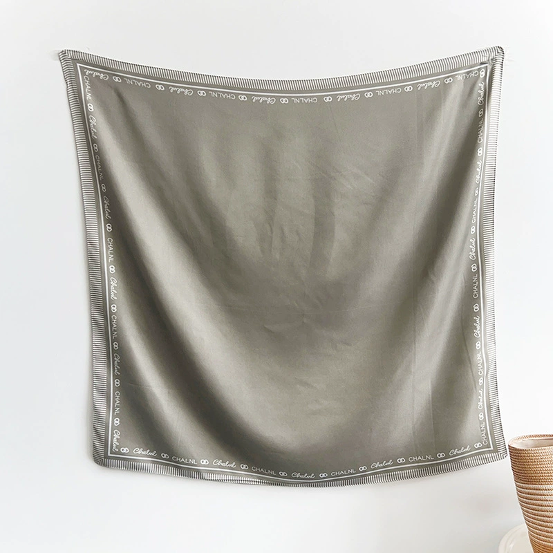 Foulard carré en soie imprimé lettres view 6