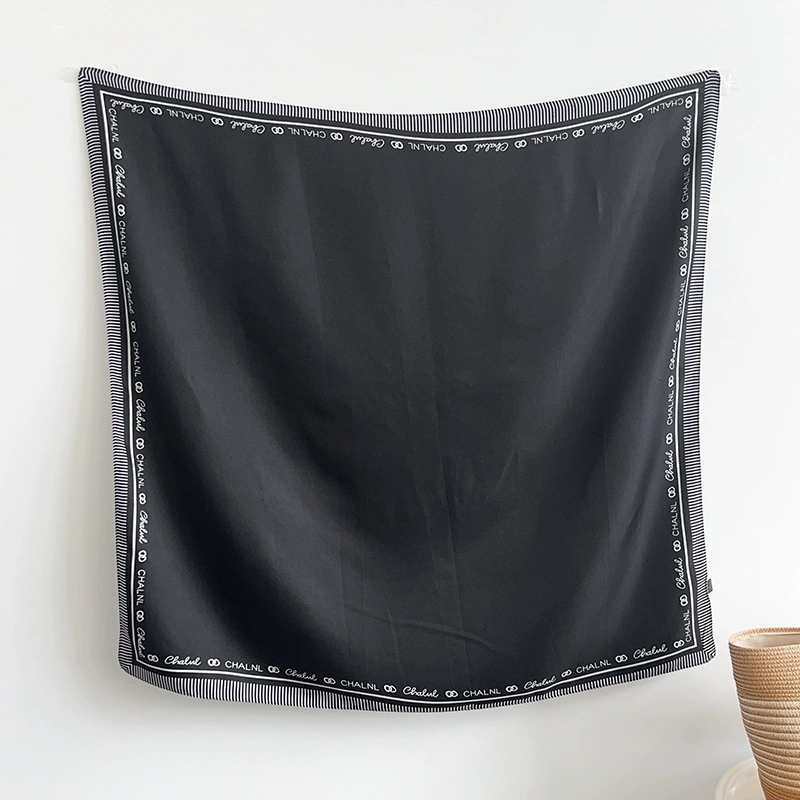 Foulard carré en soie imprimé lettres view 7