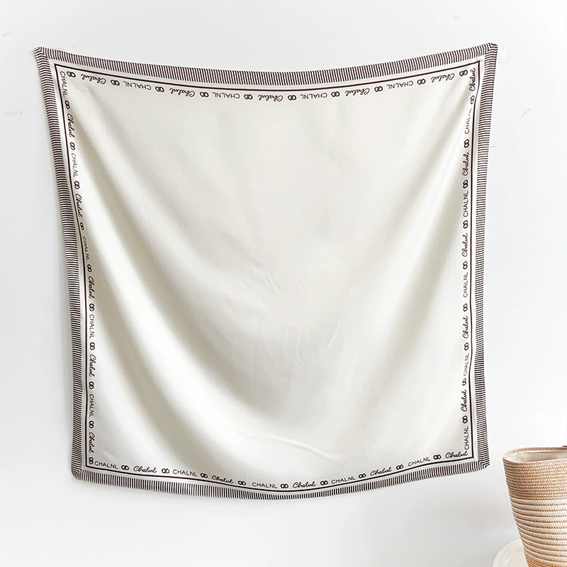 Foulard carré en soie imprimé lettres view 8