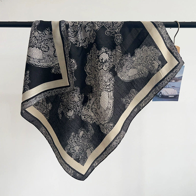 Foulard carré imprimé dentelle view 2
