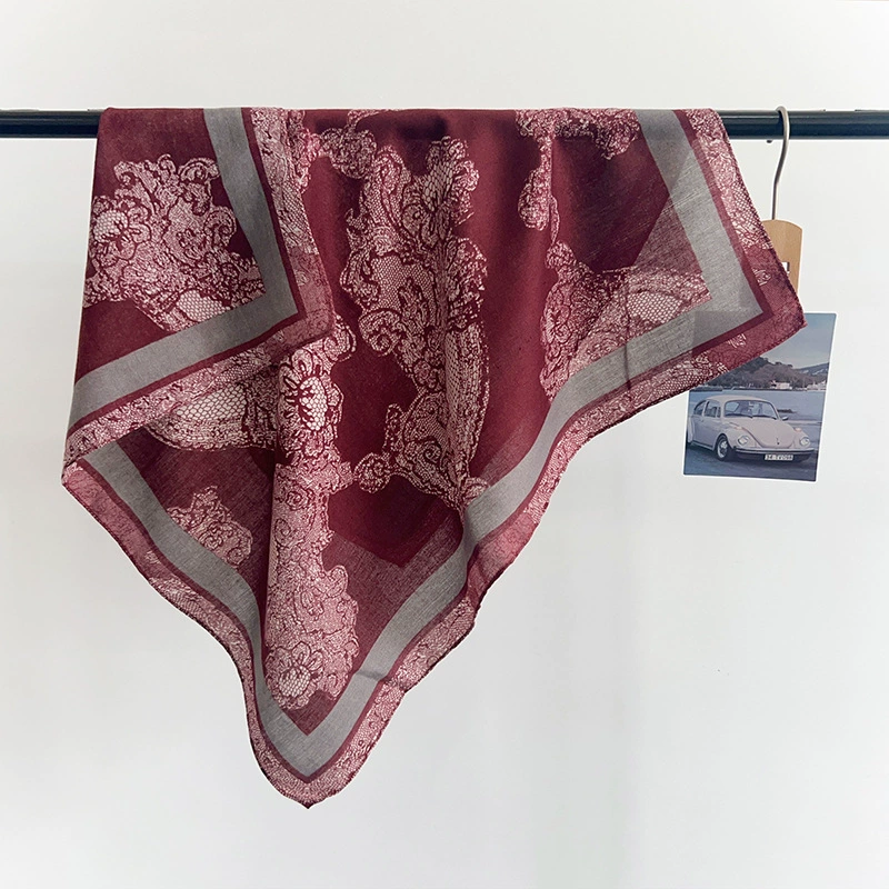 Foulard carré imprimé dentelle view 3