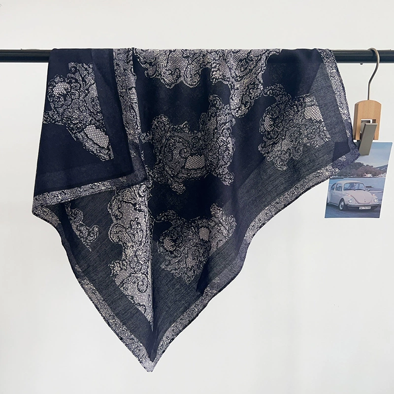 Foulard carré imprimé dentelle view 4