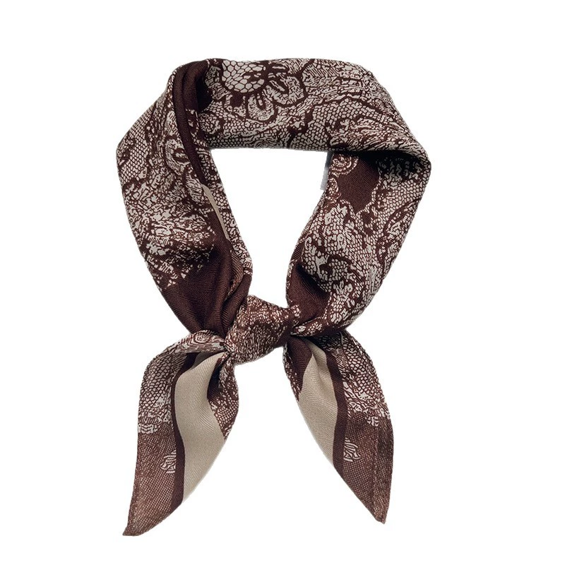 Foulard carré imprimé dentelle view 5