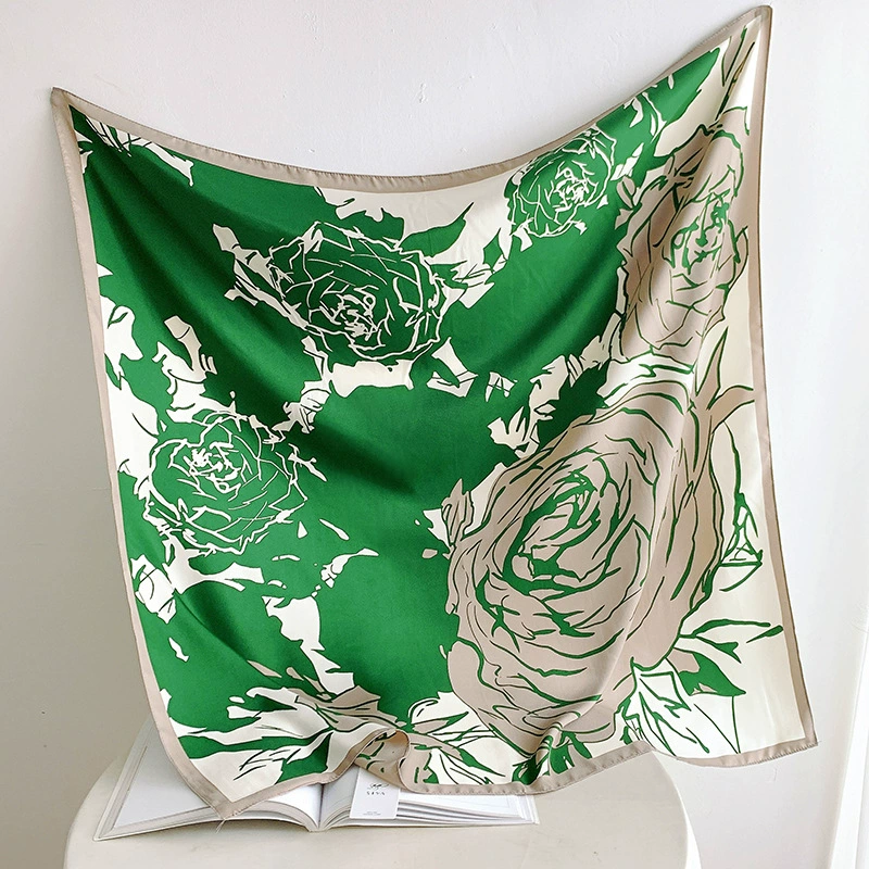 Foulard carré en soie imprimé roses view 2