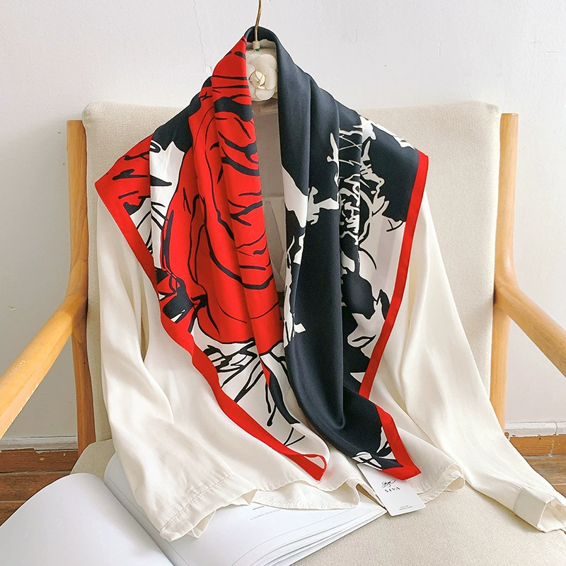 Foulard carré en soie imprimé roses view 3