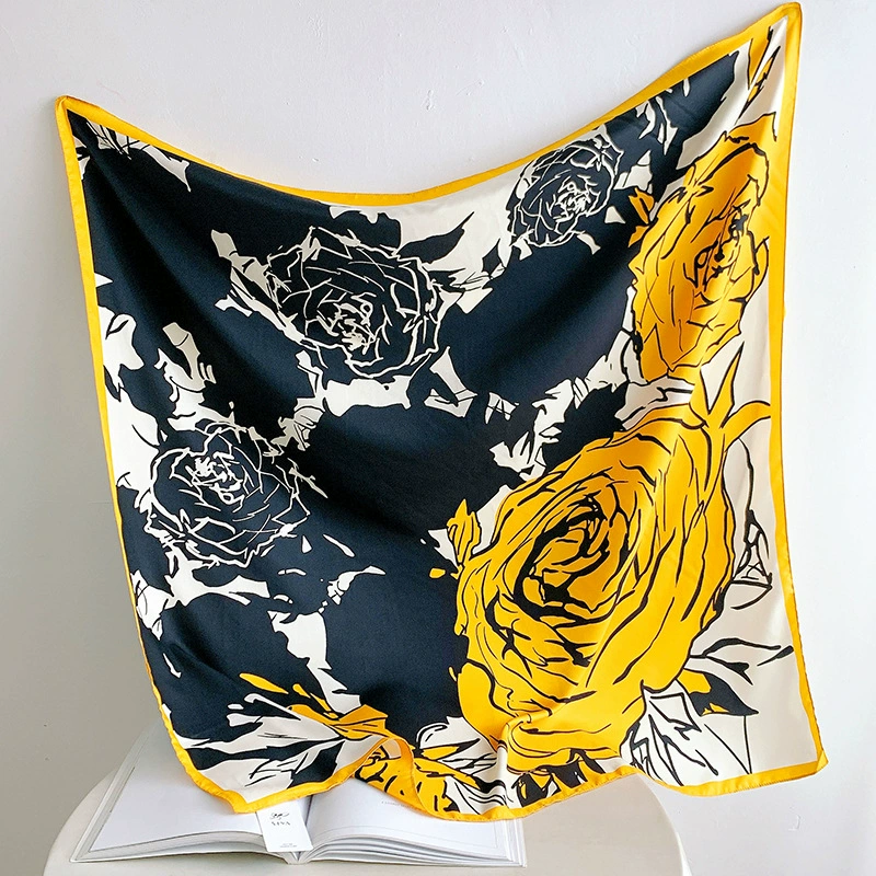 Foulard carré en soie imprimé roses view 4