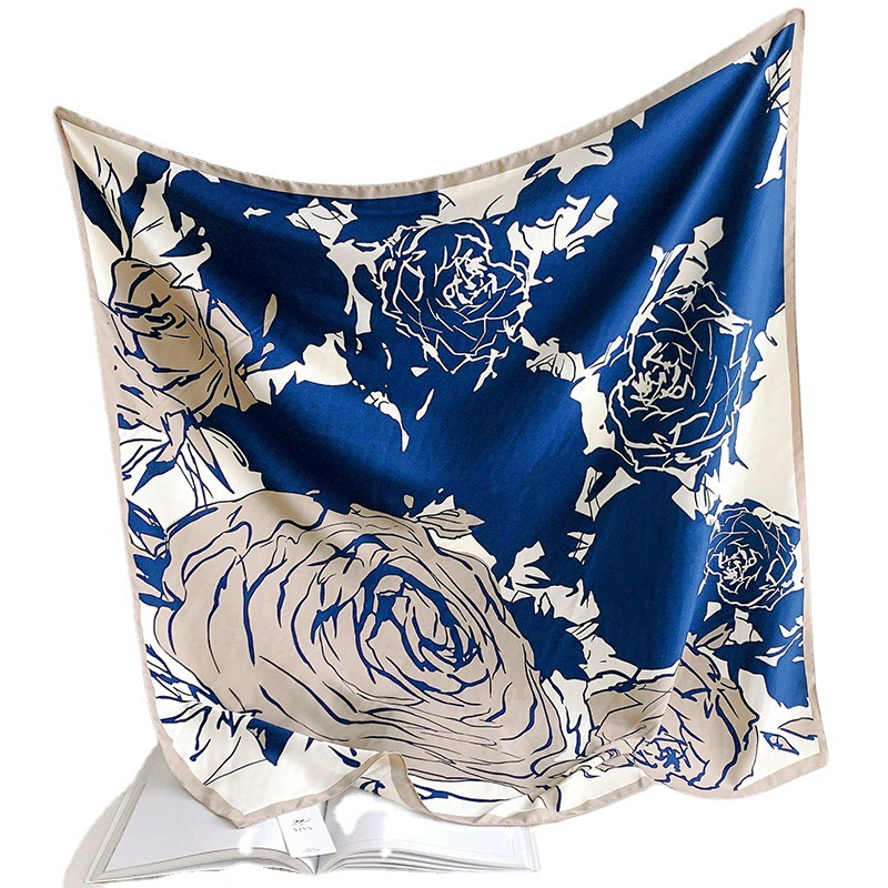 Foulard carré en soie imprimé roses view 5