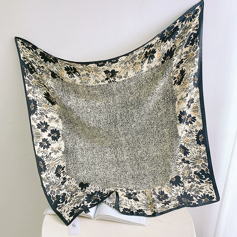 Foulard carré imprimé floral aspect soie view 2