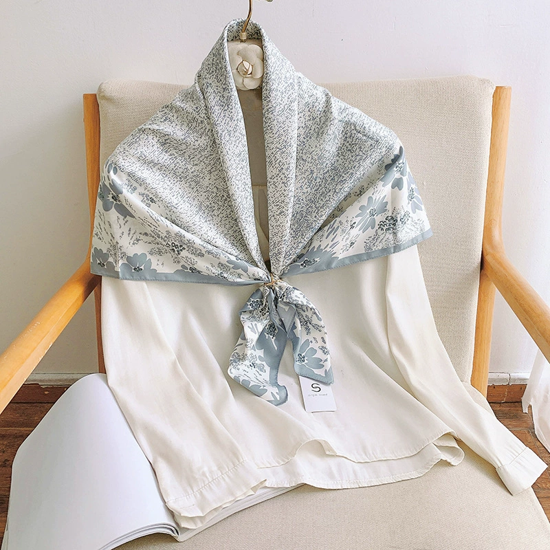 Foulard carré imprimé floral aspect soie view 3