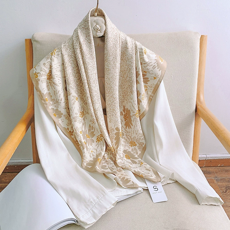 Foulard carré imprimé floral aspect soie view 4