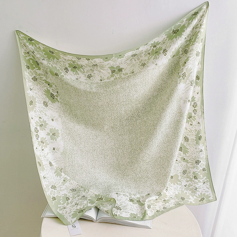 Foulard carré imprimé floral aspect soie view 6