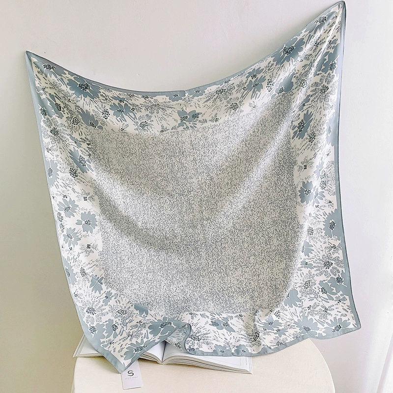 Foulard carré imprimé floral aspect soie view 7