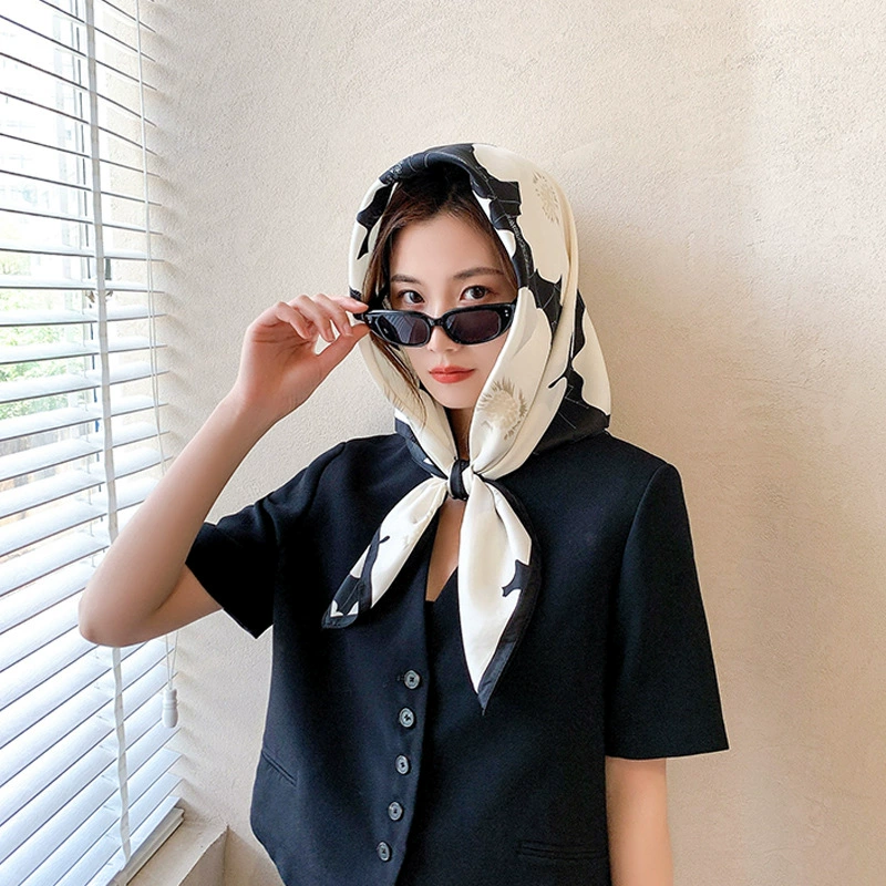 Foulard carré 90cm imprimé floral aspect soie view 2