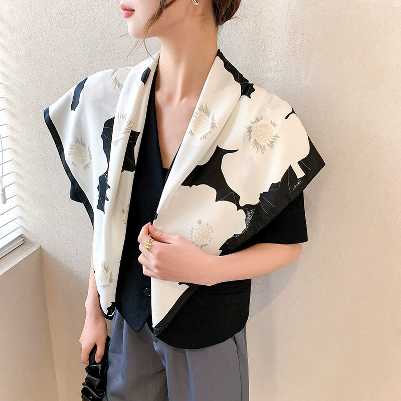 Foulard carré 90cm imprimé floral aspect soie view 3