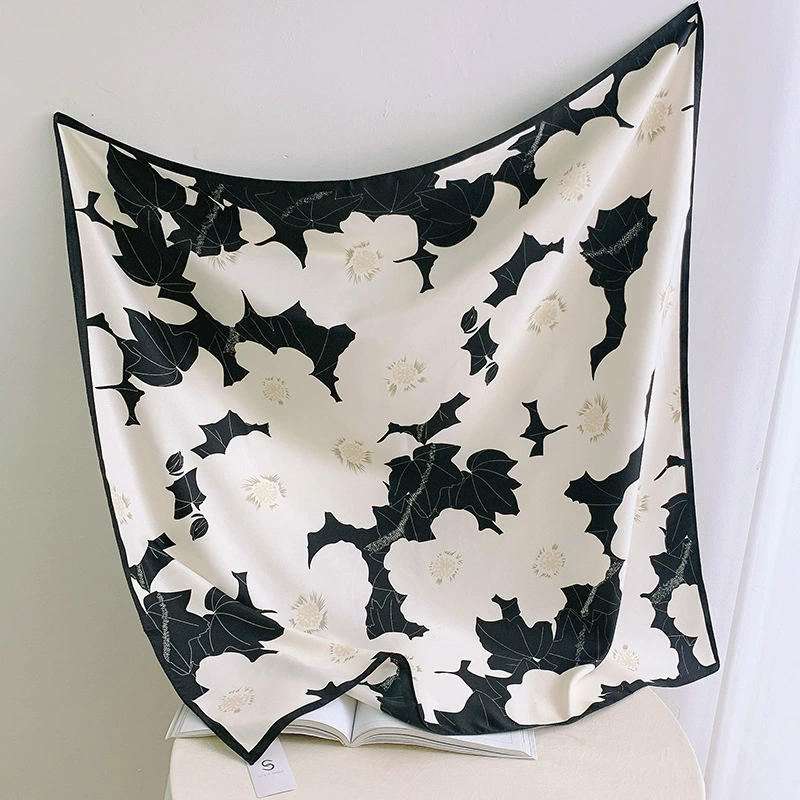 Foulard carré 90cm imprimé floral aspect soie view 4