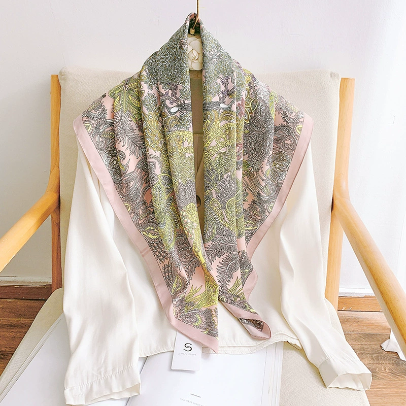 Foulard carré 90cm imprimé floral aspect soie view 3
