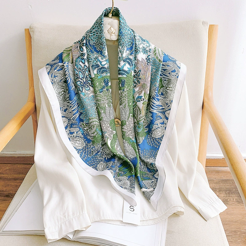 Foulard carré 90cm imprimé floral aspect soie view 4