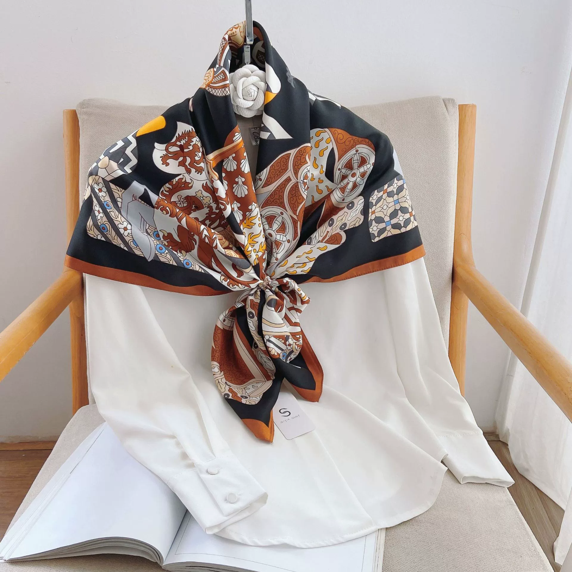 Foulard carré imprimé floral aspect soie view 2