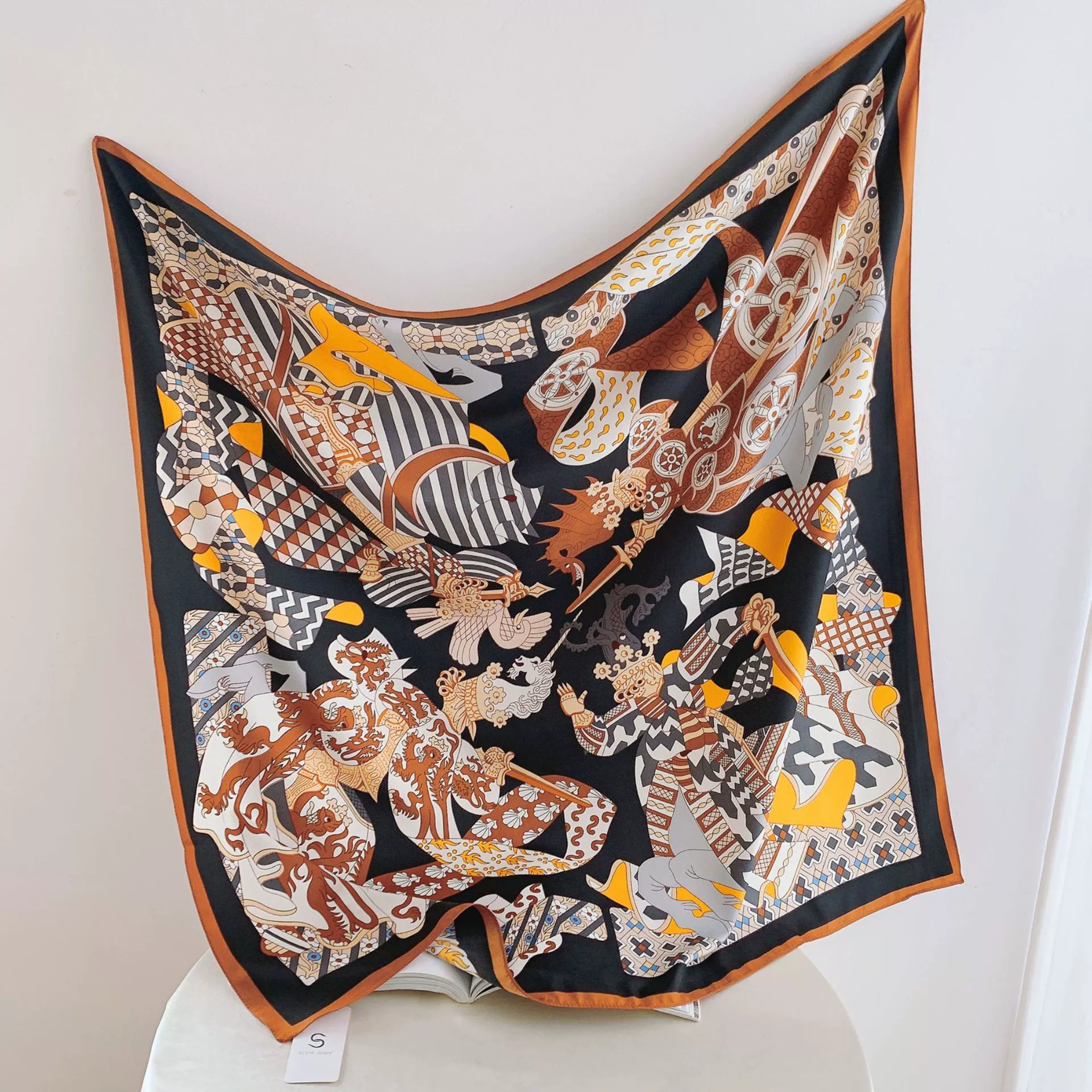 Foulard carré imprimé floral aspect soie view 3