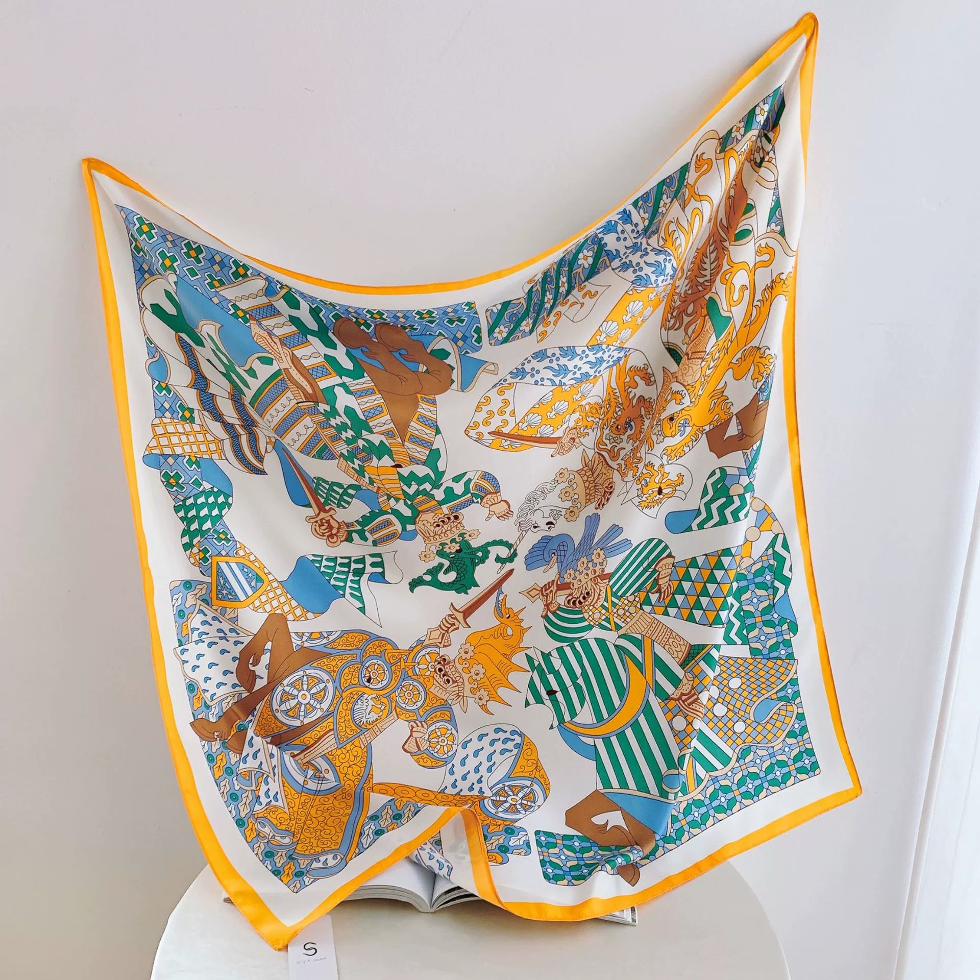 Foulard carré imprimé floral aspect soie view 6